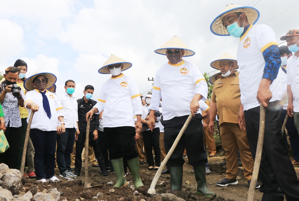 PEMKAB SIMALUNGUN GERAKAN KEMBALI BUDAYAKAN GOTONG ROYONG