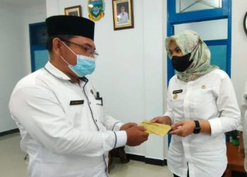 Wakil Bupati Madina memberikan bantuan kepada keluarga penderita canser
