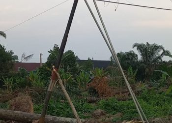 Kondisi Tiang sudah Miring kejalan
